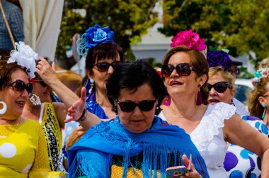 Torre Del Mar, İspanya - 29 Nisan 2018 insanlar kutlamaları nedeniyle İspanya Kutsal şekilde aktarma Katolik törenine katılan