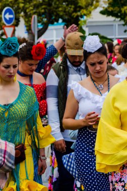 Torre Del Mar, İspanya - 29 Nisan 2018 insanlar kutlamaları nedeniyle İspanya Kutsal şekilde aktarma Katolik törenine katılan