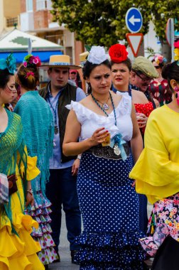 Torre Del Mar, İspanya - 29 Nisan 2018 insanlar kutlamaları nedeniyle İspanya Kutsal şekilde aktarma Katolik törenine katılan