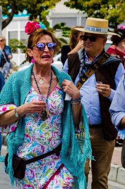 Torre Del Mar, İspanya - 29 Nisan 2018 insanlar kutlamaları nedeniyle İspanya Kutsal şekilde aktarma Katolik törenine katılan