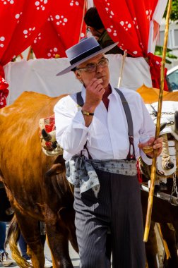 Torre Del Mar, İspanya - 29 Nisan 2018 insanlar kutlamaları nedeniyle İspanya Kutsal şekilde aktarma Katolik törenine katılan