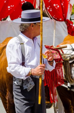 Torre Del Mar, İspanya - 29 Nisan 2018 insanlar kutlamaları nedeniyle İspanya Kutsal şekilde aktarma Katolik törenine katılan