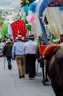 Torre Del Mar, İspanya - 29 Nisan 2018 insanlar kutlamaları nedeniyle İspanya Kutsal şekilde aktarma Katolik törenine katılan