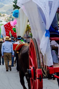Torre Del Mar, İspanya - 29 Nisan 2018 insanlar kutlamaları nedeniyle İspanya Kutsal şekilde aktarma Katolik törenine katılan