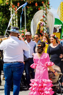 Torre Del Mar, İspanya - 29 Nisan 2018 insanlar kutlamaları nedeniyle İspanya Kutsal şekilde aktarma Katolik törenine katılan