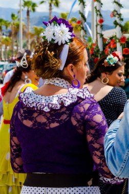 Torre Del Mar, İspanya - 29 Nisan 2018 insanlar kutlamaları nedeniyle İspanya Kutsal şekilde aktarma Katolik törenine katılan