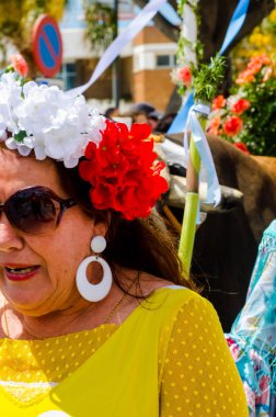 Torre Del Mar, İspanya - 29 Nisan 2018 insanlar kutlamaları nedeniyle İspanya Kutsal şekilde aktarma Katolik törenine katılan