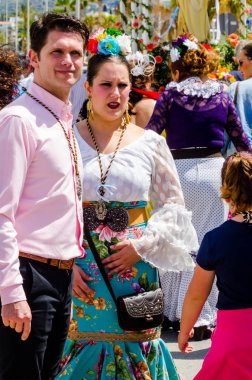 Torre Del Mar, İspanya - 29 Nisan 2018 insanlar kutlamaları nedeniyle İspanya Kutsal şekilde aktarma Katolik törenine katılan