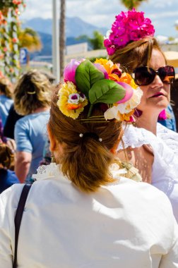 Torre Del Mar, İspanya - 29 Nisan 2018 insanlar kutlamaları nedeniyle İspanya Kutsal şekilde aktarma Katolik törenine katılan