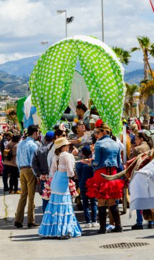 Torre Del Mar, İspanya - 29 Nisan 2018 insanlar kutlamaları nedeniyle İspanya Kutsal şekilde aktarma Katolik törenine katılan