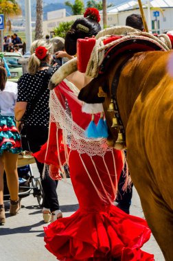 Torre Del Mar, İspanya - 29 Nisan 2018 insanlar kutlamaları nedeniyle İspanya Kutsal şekilde aktarma Katolik törenine katılan