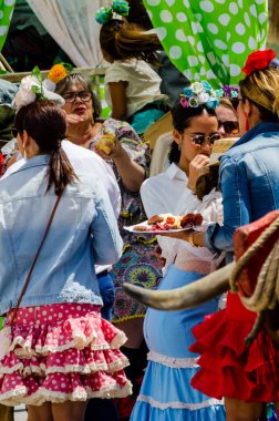 Torre Del Mar, İspanya - 29 Nisan 2018 insanlar kutlamaları nedeniyle İspanya Kutsal şekilde aktarma Katolik törenine katılan