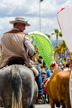 Torre Del Mar, İspanya - 29 Nisan 2018 insanlar kutlamaları nedeniyle İspanya Kutsal şekilde aktarma Katolik törenine katılan