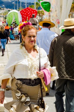 Torre Del Mar, İspanya - 29 Nisan 2018 insanlar kutlamaları nedeniyle İspanya Kutsal şekilde aktarma Katolik törenine katılan