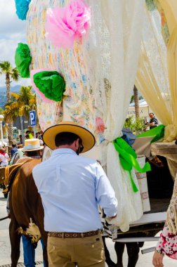 Torre Del Mar, İspanya - 29 Nisan 2018 insanlar kutlamaları nedeniyle İspanya Kutsal şekilde aktarma Katolik törenine katılan