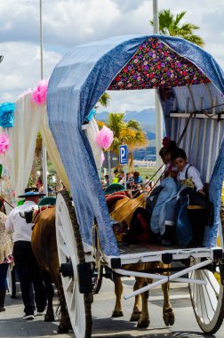 Torre Del Mar, İspanya - 29 Nisan 2018 insanlar kutlamaları nedeniyle İspanya Kutsal şekilde aktarma Katolik törenine katılan