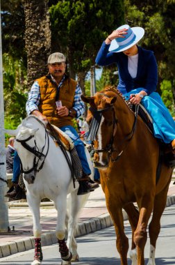 Torre Del Mar, İspanya - 29 Nisan 2018 insanlar kutlamaları nedeniyle İspanya Kutsal şekilde aktarma Katolik törenine katılan