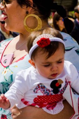 Torre Del Mar, İspanya - 29 Nisan 2018 insanlar kutlamaları nedeniyle İspanya Kutsal şekilde aktarma Katolik törenine katılan