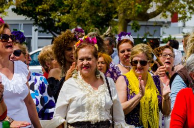 Torre Del Mar, İspanya - 29 Nisan 2018 insanlar kutlamaları nedeniyle İspanya Kutsal şekilde aktarma Katolik törenine katılan