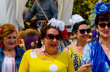 Torre Del Mar, İspanya - 29 Nisan 2018 insanlar kutlamaları nedeniyle İspanya Kutsal şekilde aktarma Katolik törenine katılan