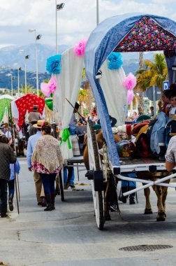 Torre Del Mar, İspanya - 29 Nisan 2018 insanlar kutlamaları nedeniyle İspanya Kutsal şekilde aktarma Katolik törenine katılan