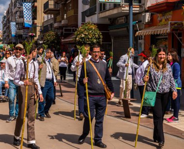 Torre Del Mar, İspanya - 29 Nisan 2018 insanlar kutlamaları nedeniyle İspanya Kutsal şekilde aktarma Katolik törenine katılan