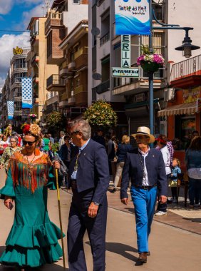 Torre Del Mar, İspanya - 29 Nisan 2018 insanlar kutlamaları nedeniyle İspanya Kutsal şekilde aktarma Katolik törenine katılan