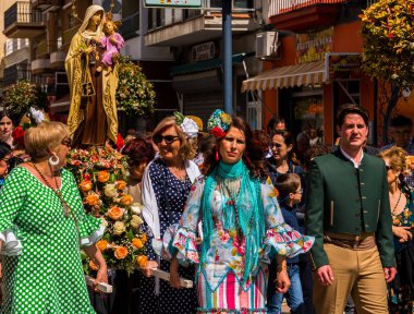 Torre Del Mar, İspanya - 29 Nisan 2018 insanlar kutlamaları nedeniyle İspanya Kutsal şekilde aktarma Katolik törenine katılan