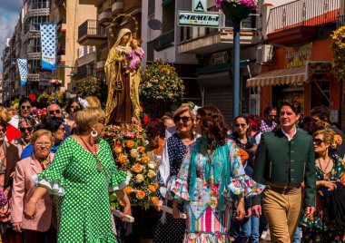 Torre Del Mar, İspanya - 29 Nisan 2018 insanlar kutlamaları nedeniyle İspanya Kutsal şekilde aktarma Katolik törenine katılan