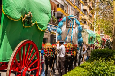 Torre Del Mar, İspanya - 29 Nisan 2018 insanlar kutlamaları nedeniyle İspanya Kutsal şekilde aktarma Katolik törenine katılan