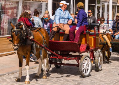 Torre Del Mar, İspanya - 29 Nisan 2018 insanlar kutlamaları nedeniyle İspanya Kutsal şekilde aktarma Katolik törenine katılan