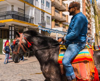 Torre Del Mar, İspanya - 29 Nisan 2018 insanlar kutlamaları nedeniyle İspanya Kutsal şekilde aktarma Katolik törenine katılan