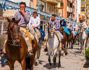 Torre Del Mar, İspanya - 29 Nisan 2018 insanlar kutlamaları nedeniyle İspanya Kutsal şekilde aktarma Katolik törenine katılan