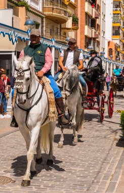 Torre Del Mar, İspanya - 29 Nisan 2018 insanlar kutlamaları nedeniyle İspanya Kutsal şekilde aktarma Katolik törenine katılan