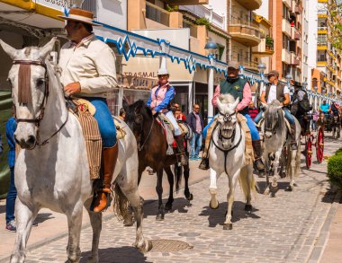 Torre Del Mar, İspanya - 29 Nisan 2018 insanlar kutlamaları nedeniyle İspanya Kutsal şekilde aktarma Katolik törenine katılan