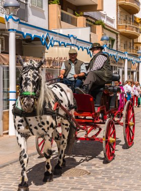 Torre Del Mar, İspanya - 29 Nisan 2018 insanlar kutlamaları nedeniyle İspanya Kutsal şekilde aktarma Katolik törenine katılan