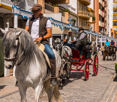 Torre Del Mar, İspanya - 29 Nisan 2018 insanlar kutlamaları nedeniyle İspanya Kutsal şekilde aktarma Katolik törenine katılan
