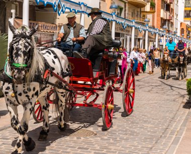 Torre Del Mar, İspanya - 29 Nisan 2018 insanlar kutlamaları nedeniyle İspanya Kutsal şekilde aktarma Katolik törenine katılan