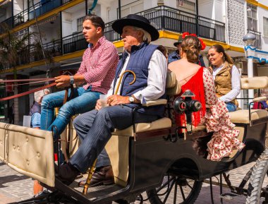 Torre Del Mar, İspanya - 29 Nisan 2018 insanlar kutlamaları nedeniyle İspanya Kutsal şekilde aktarma Katolik törenine katılan