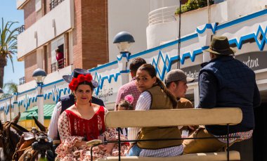 Torre Del Mar, İspanya - 29 Nisan 2018 insanlar kutlamaları nedeniyle İspanya Kutsal şekilde aktarma Katolik törenine katılan