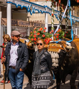 Torre Del Mar, İspanya - 29 Nisan 2018 insanlar kutlamaları nedeniyle İspanya Kutsal şekilde aktarma Katolik törenine katılan