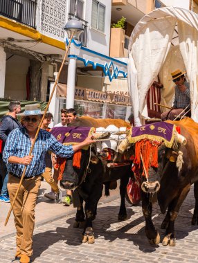 Torre Del Mar, İspanya - 29 Nisan 2018 insanlar kutlamaları nedeniyle İspanya Kutsal şekilde aktarma Katolik törenine katılan