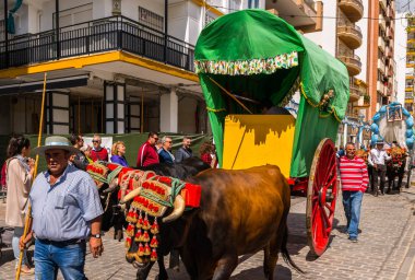 Torre Del Mar, İspanya - 29 Nisan 2018 insanlar kutlamaları nedeniyle İspanya Kutsal şekilde aktarma Katolik törenine katılan