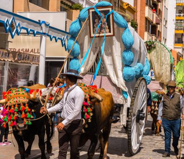 Torre Del Mar, İspanya - 29 Nisan 2018 insanlar kutlamaları nedeniyle İspanya Kutsal şekilde aktarma Katolik törenine katılan