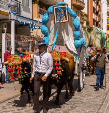 Torre Del Mar, İspanya - 29 Nisan 2018 insanlar kutlamaları nedeniyle İspanya Kutsal şekilde aktarma Katolik törenine katılan