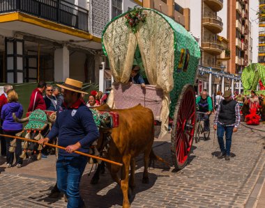 Torre Del Mar, İspanya - 29 Nisan 2018 insanlar kutlamaları nedeniyle İspanya Kutsal şekilde aktarma Katolik törenine katılan