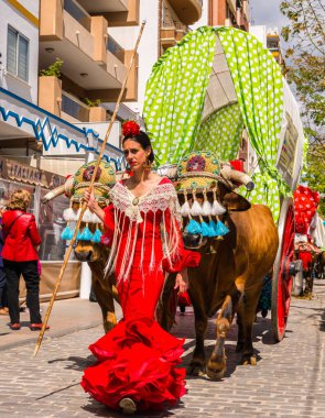 Torre Del Mar, İspanya - 29 Nisan 2018 insanlar kutlamaları nedeniyle İspanya Kutsal şekilde aktarma Katolik törenine katılan