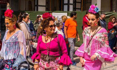 Torre Del Mar, İspanya - 29 Nisan 2018 insanlar kutlamaları nedeniyle İspanya Kutsal şekilde aktarma Katolik törenine katılan