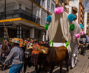 Torre Del Mar, İspanya - 29 Nisan 2018 insanlar kutlamaları nedeniyle İspanya Kutsal şekilde aktarma Katolik törenine katılan
