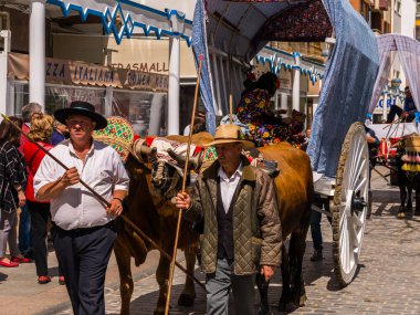 Torre Del Mar, İspanya - 29 Nisan 2018 insanlar kutlamaları nedeniyle İspanya Kutsal şekilde aktarma Katolik törenine katılan